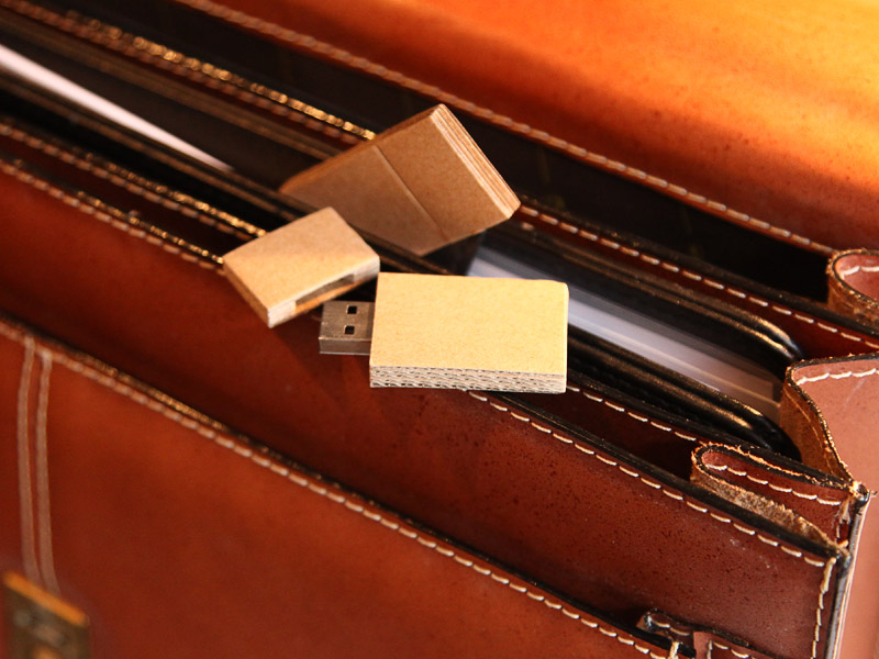 USB-Stick aus Wellpappe auf Aktentasche aus Leder