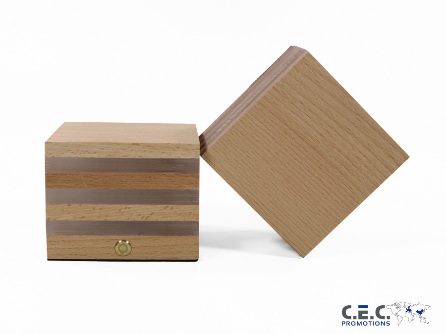 Dimmbare Cubusleuchte aus Holz