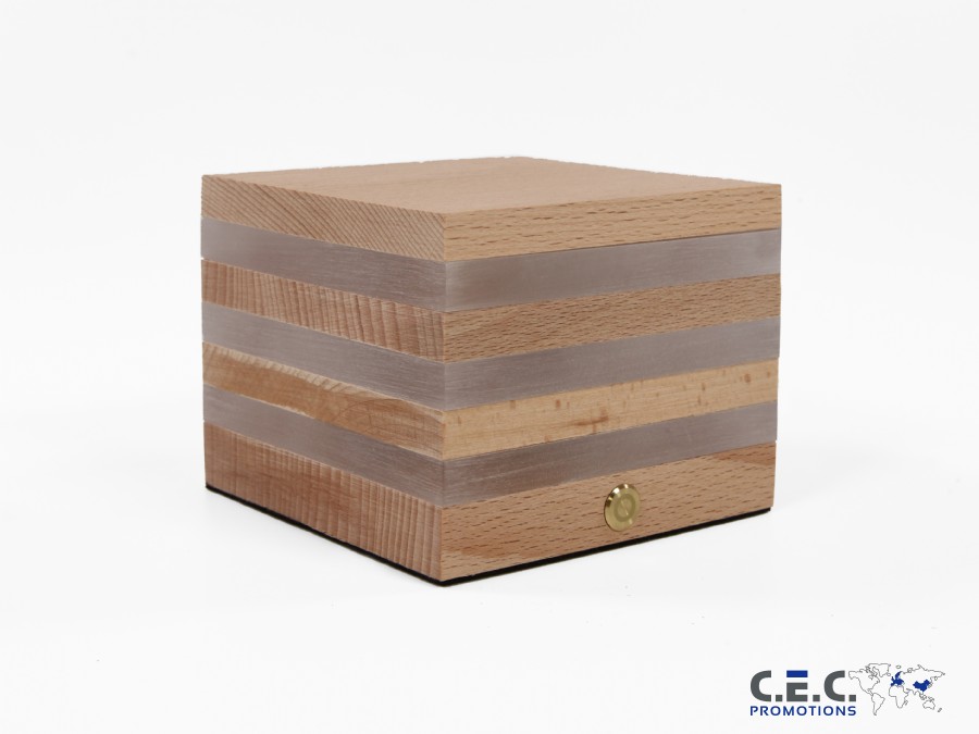 Dimmbare Cubusleuchte aus Holz