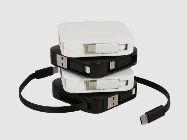 Adapter-Set bestehend aus drei stapelbaren Geräten in Schwarz und Weiß mit USB- und Lightning-Anschlüssen für vielseitige Nutzung.