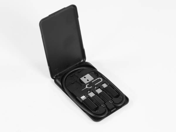 Adapter-Set in kompaktem Gehäuse mit verschiedenen Anschlusskabeln und USB-Anschluss für vielseitige Nutzung.