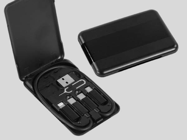 Adapter-Set in schwarzem Gehäuse mit USB-Stick und verschiedenen Anschlusskabeln für vielseitige Nutzung.