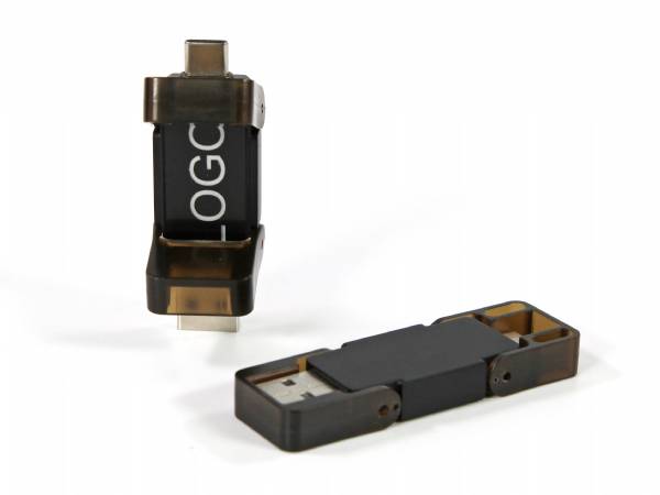 USB-Stick mit ausziehbarem Design und Platz für individuelle Logobestickung in modernem schwarzen Gehäuse.