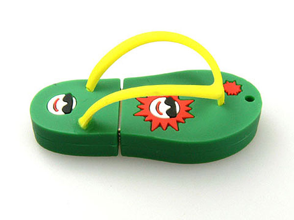 USB-Stick im Flip-Flop-Design mit bunten Motiven und Platz für individuelle Beschriftungen oder Logos.