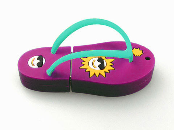 USB-Stick im Flip-Flop-Design mit bunten Motiven und Platz für individuelle Logos. Ideal für kreative Werbeaktionen.