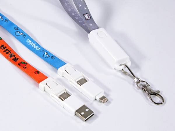 USB-Lanyard mit zwei Befestigungen und einem anschließbaren USB-Stick in verschiedenen Farben für individuelle Branding-Möglichkeiten.