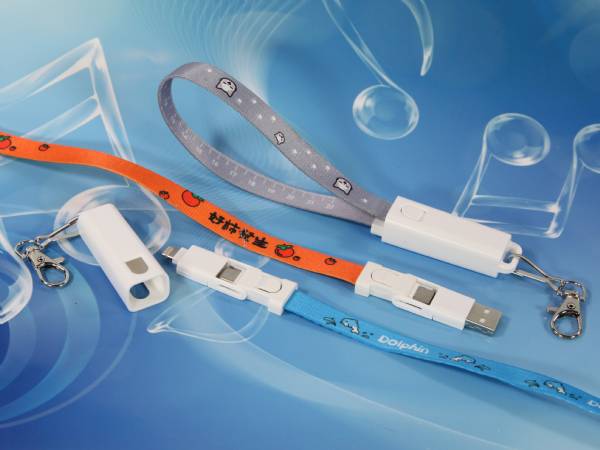 USB-Sticks mit bunten Lanyards in Orange, Blau und Grau, ideal für individuelle Branding-Möglichkeiten.