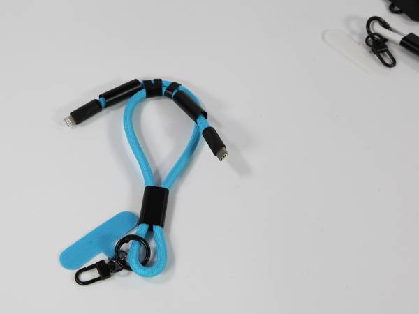 Detailansicht des Ladekabels mit Karabiner und beiden Steckern