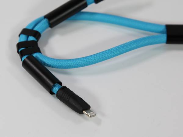 Lightning-Anschluss des Ladekabels mit Karabiner