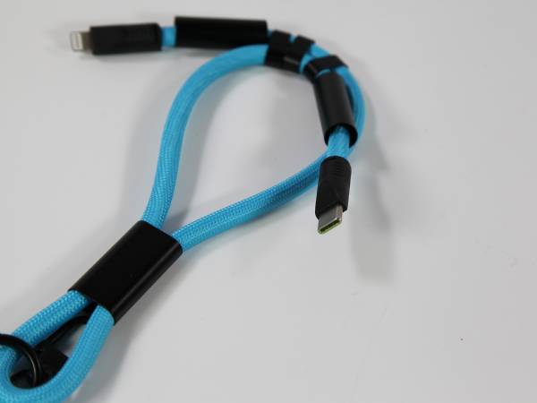 USB-C-Anschluss des Ladekabels mit Karabiner