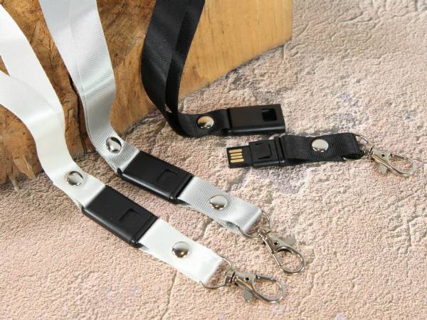 USB-Sticks auf Lanyards in Schwarz und Silber mit Platz für individuelle Logos und sicheren Karabinerverschlüssen.