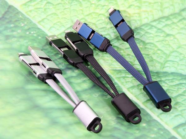Mini-Ladekabel mit Karabiner in den Farben Silber, Schwarz und Blau