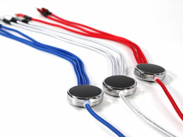 3-in-1 Lade- und Sync-Kabel mit stylischen, farbigen Textilummantelungen in Blau, Silber und Rot.