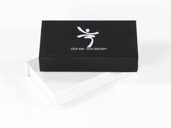 Zwei elegante Kassetten in Schwarz und Weiß, ideal zum Präsentieren von Werbeartikeln oder Geschenken.