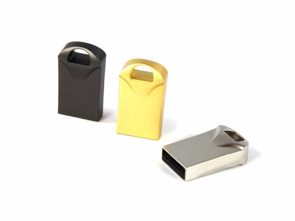 Drei Werbe-USB-Sticks in edlem Design, in Schwarz, Gold und Silber, mit Platz für individuelle Logo-Gestaltung.