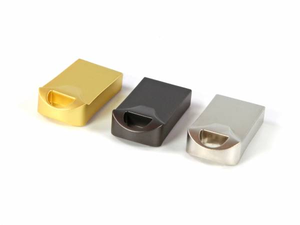 USB-Sticks in Gold, Schwarz und Silber mit modernem Design und Platz für individuelles Logo-Druck.