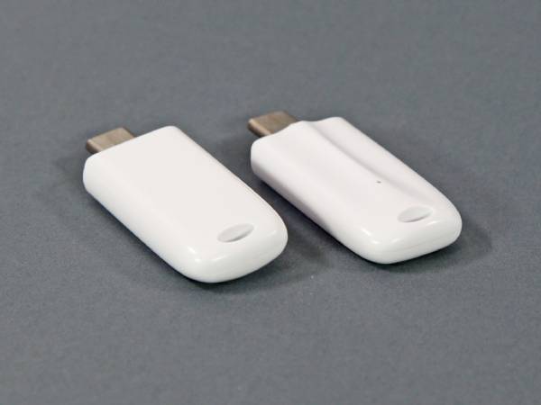 Weiße USB-Sticks in kompaktem Design, ideal für individuelle Logo-Drucke und Werbezwecke.