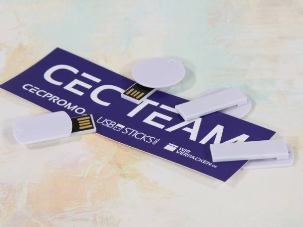 USB-Sticks in verschiedenen Formen auf einer Werbekarte, ideal für individuelle Bedruckungen und Promotions.