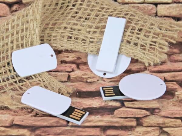 Vielseitige weiße USB-Sticks in ovaler und rechteckiger Form, ideal für individuelle Logo-Produktionen.