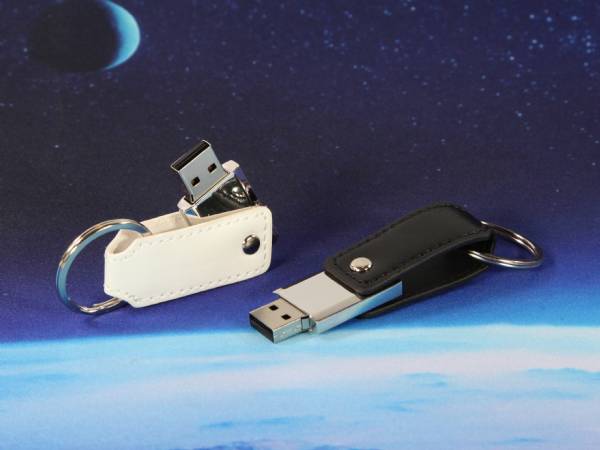 USB-Stick im eleganten Design mit schwarzem und weißem Gehäuse, ausgestattet mit Schlüsselring und Platz für ein Logo.