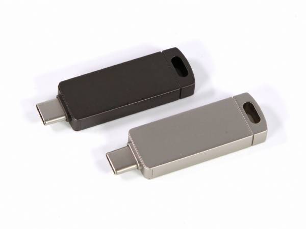 USB-Stick im eleganten Design in Schwarz und Silber, ideal für personalisierte Drucke mit Firmenlogo.
