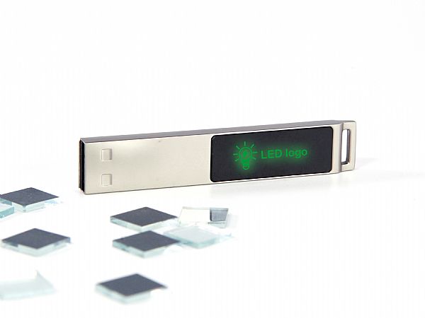 LED USB-Stick aus Metall mit Leuchteffekt, idealer Werbeartikel
