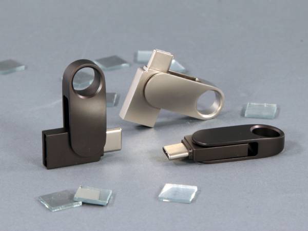 USB-Stick im eleganten Design in Schwarz und Silber, ideal für die individuelle Logo-Gestaltung.