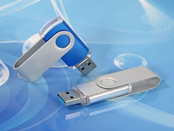 Zwei USB-Sticks in blau-silberner Ausführung mit drehbarem Gehäuse und Platz für ein individuelles Logo.