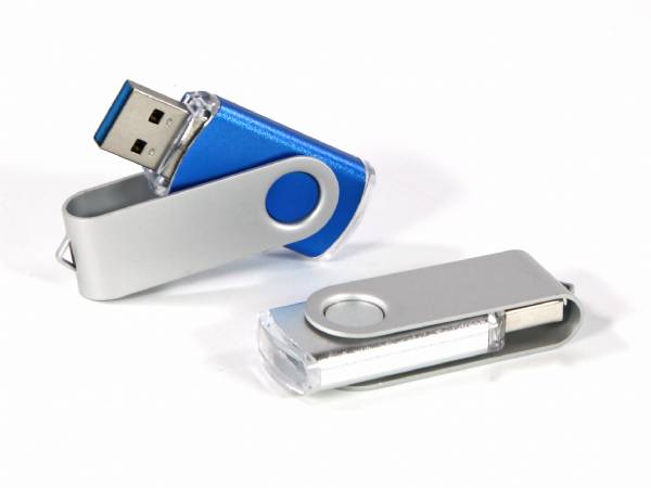 USB-Stick mit blauem und silbernem Gehäuse, drehbarem Design und Platz für individuelles Logo-Branding.