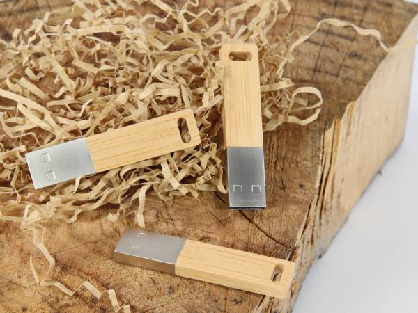 USB-Stick mit Holz-Metall-Kombination, ideal für individuelle Logo-Drucke und als Werbeartikel.