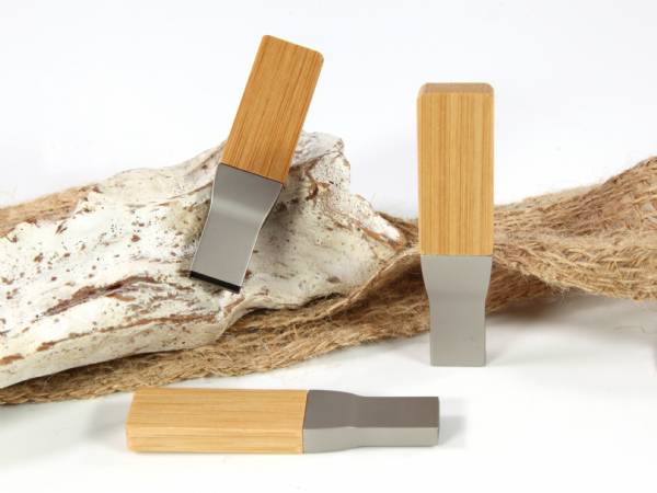 USB-Stick mit hochwertigem Holz- und Metalldesign, ideal für individuelle Logos und als Werbegeschenk.