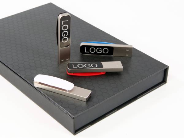 Verschiedene USB-Sticks in einem eleganten Gehäuse, ideal zur individuellen Logo-Gestaltung für Werbung und Promotion.