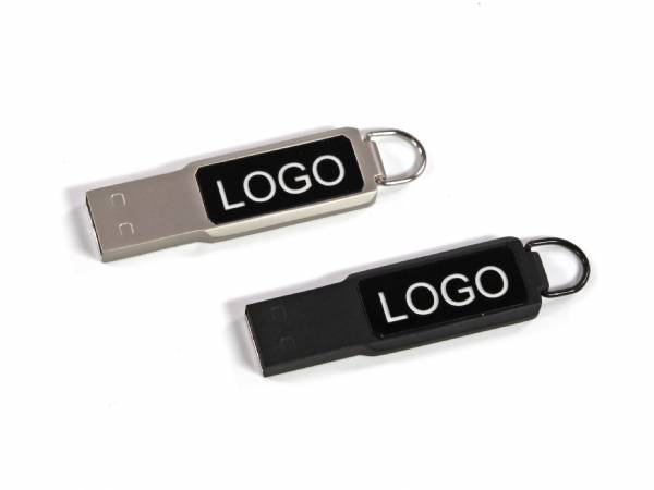 Zwei USB-Sticks in silberner und schwarzer Ausführung, beide mit Platz für ein individuelles Logo.
