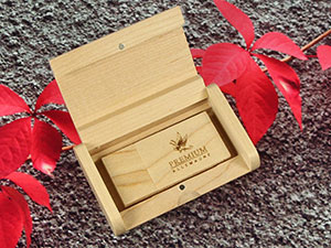 Holz-USB-Stick in eleganter Präsentationsbox mit individueller Gravur für personalisierte Geschenke oder Werbezwecke.
