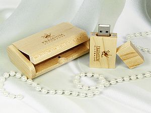 Holz-USB-Stick in eleganter Verpackung mit Platz für individuelle Gravuren und Logo-Druck. Ideal für Werbezwecke.