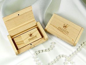 USB-Stick und Geschenkbox aus Holz mit eingraviertem Logo, ideal für Werbezwecke und Kundenpräsente.