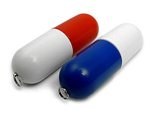 USB-Stick im Kapsel-Design mit rot-blauem Gehäuse und individuellem Druckbereich für Logos und Branding.
