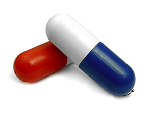 USB-Stick im Kapseldesign mit rot-blauem Gehäuse und individualisierbarem Logo-Bereich für Unternehmenswerbung.