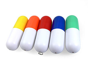 Bunte USB-Sticks in Kapsel-Form, ideal für individuelles Branding mit Logo auf der weißen Fläche.