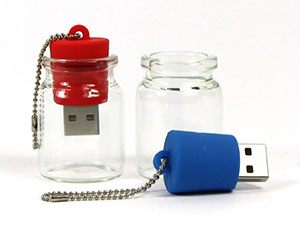 USB-Stick im Glasbehälter, Flaschenpost