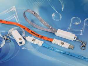 USB-Sticks mit bunten Lanyards in Orange, Blau und Grau, ideal für individuelle Branding-Möglichkeiten.