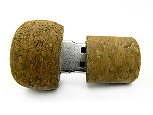 USB-Stick im Korken-Design mit metallischem Gehäuse und der Möglichkeit zur individuellen Logo-Gestaltung.