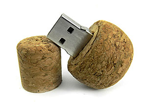 USB-Stick im Korken-Design mit integriertem Speicher und Platz für individuelle Logo-Gestaltung.