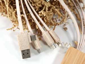 Umweltfreundliches Ladegerät-Set mit verschiedenen USB-Anschlüssen, ideal für flexible Nutzung.