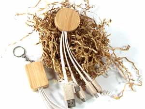 Ladekabel-Set mit umweltfreundlichem Bambus-Gehäuse und mehreren Anschlüssen für vielseitige Nutzung.