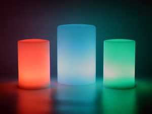 Leuchtende LED-Säulen in Rot, Blau und Grün, perfekt zur stimmungsvollen Beleuchtung von Veranstaltungen oder Dekorationen.
