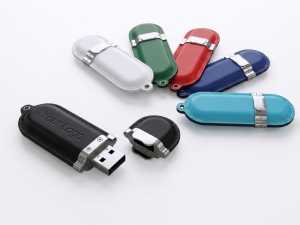 Bunte Leder-USB-Sticks mit silverfarbenem Clip und Platz für ein individuell gestaltbares Logo.