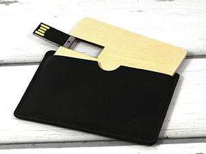 Kompakter USB-Stick in schwarzem Lederetui mit Platz für ein individuelles Logo-Design. Ideal für Werbezwecke.