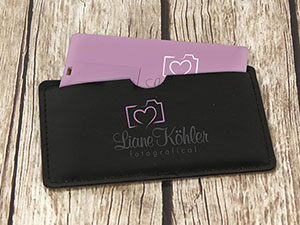 Lederetui mit Platz für Visitenkarten und USB-Stick, personalisiert mit Logo und markantem Design.