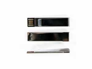 USB-Stick in Edelstahloptik mit Platz für individuelle Gravur und praktischer Clip-Funktion. Ideal für Werbezwecke.